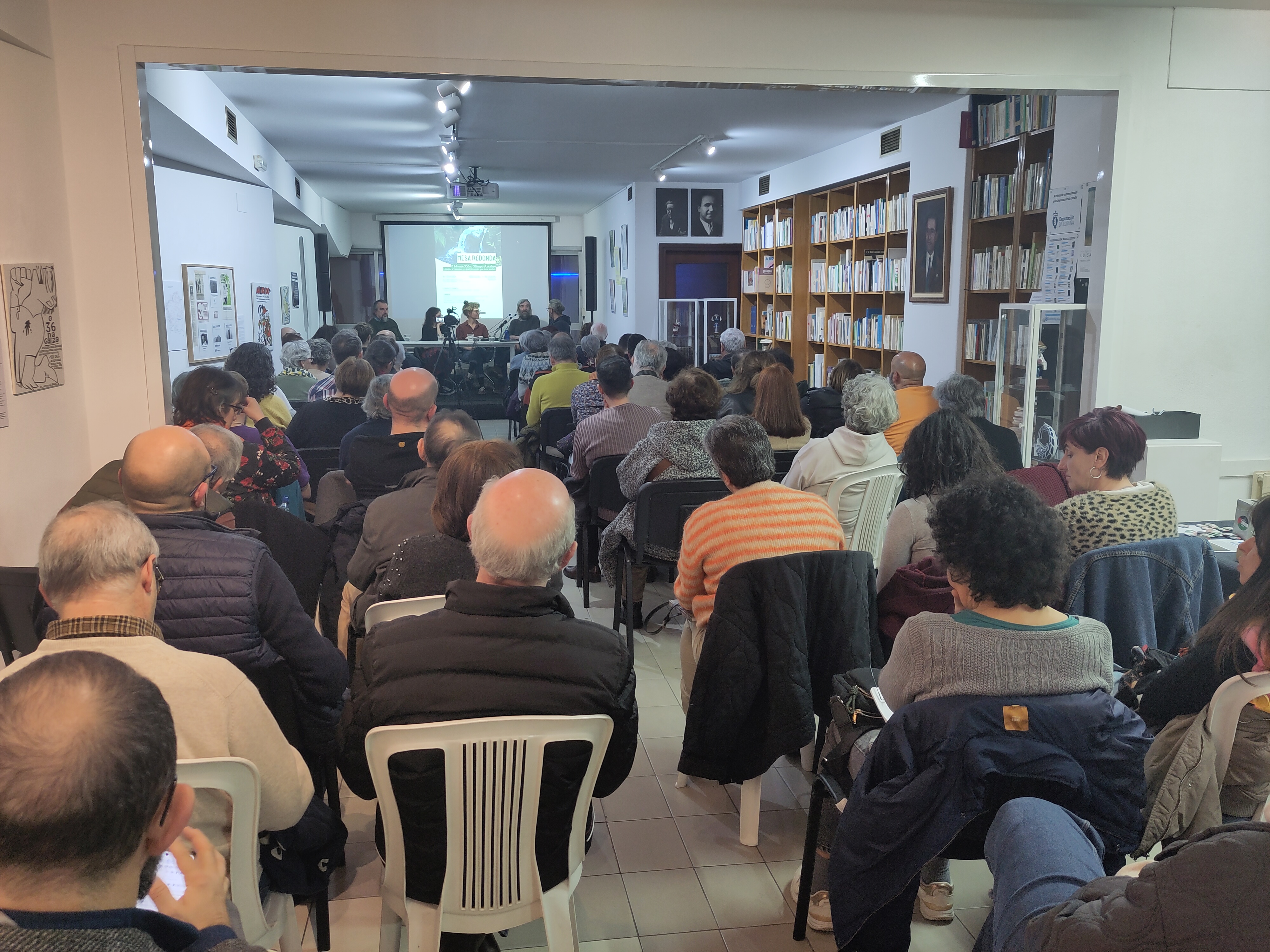 Público asistente á mesa redonda na sede da AC Alexandre Bóveda